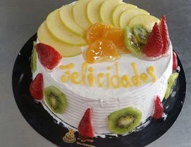 tarta con frutas para cumpleaños